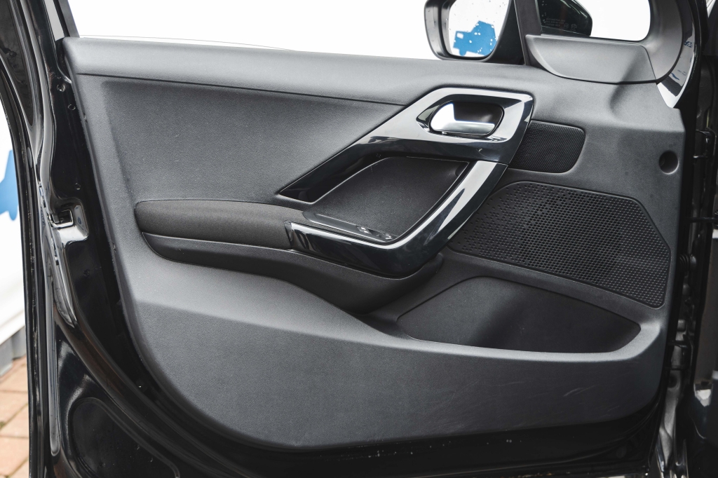 Peugeot 208 2017 photo 13