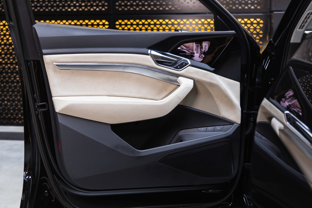 Audi e-tron 55 quattro 2019 фото Audi e-tron 55 quattro 2019 фото 14
