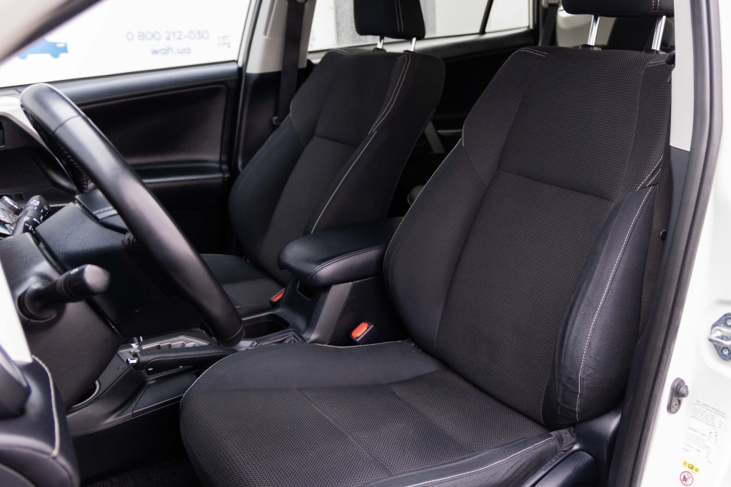Toyota RAV4 Hybrid 2017 фото Toyota RAV4 Hybrid 2017 фото 14