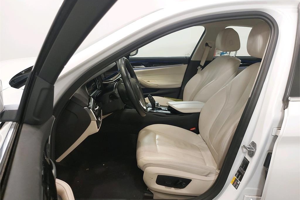 BMW 5 Series 2017 фото 1