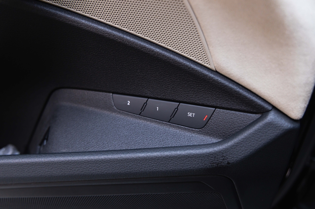 Audi e-tron 55 quattro 2019 фото Audi e-tron 55 quattro 2019 фото 17