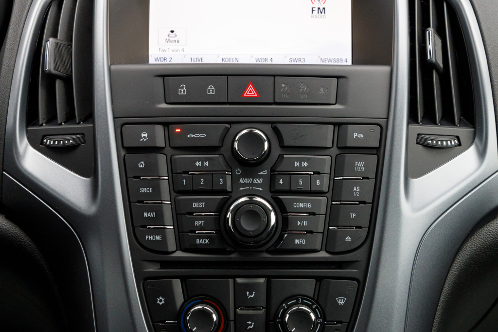 Opel Astra J Sports Tourer 2015 photo 25