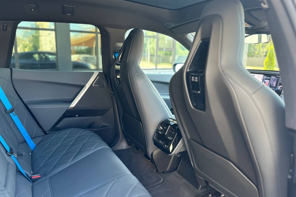 BMW iX M60 2022 фото 19