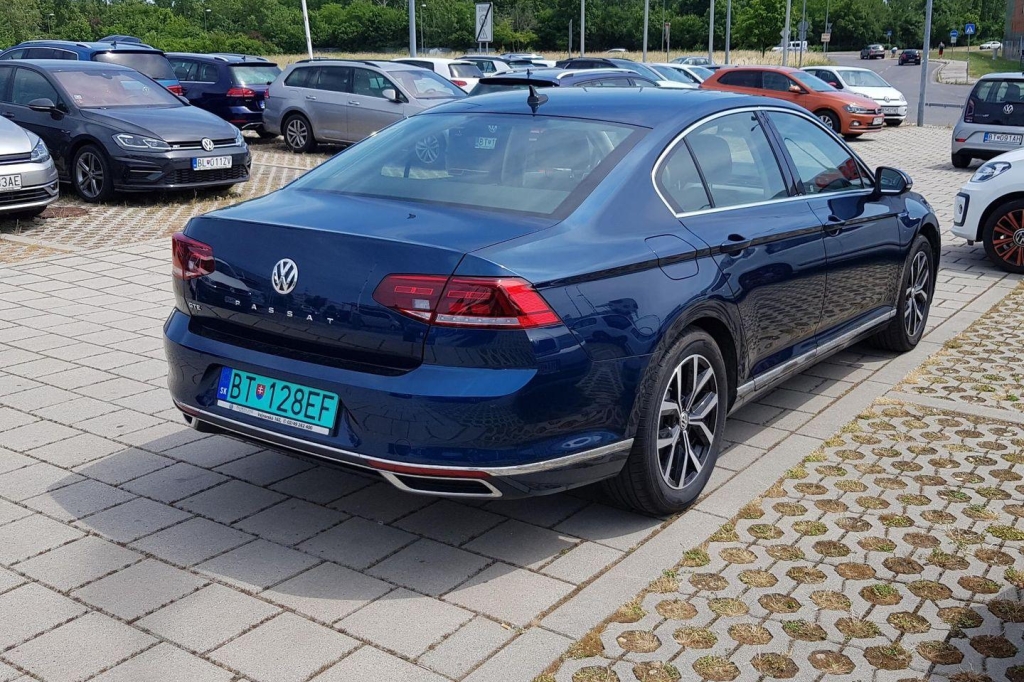 Volkswagen Passat GTE 2020 photo 1