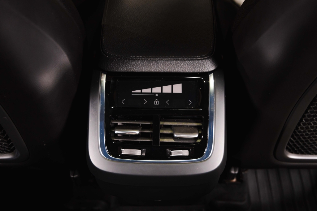 Volvo XC90 2018 фото 34