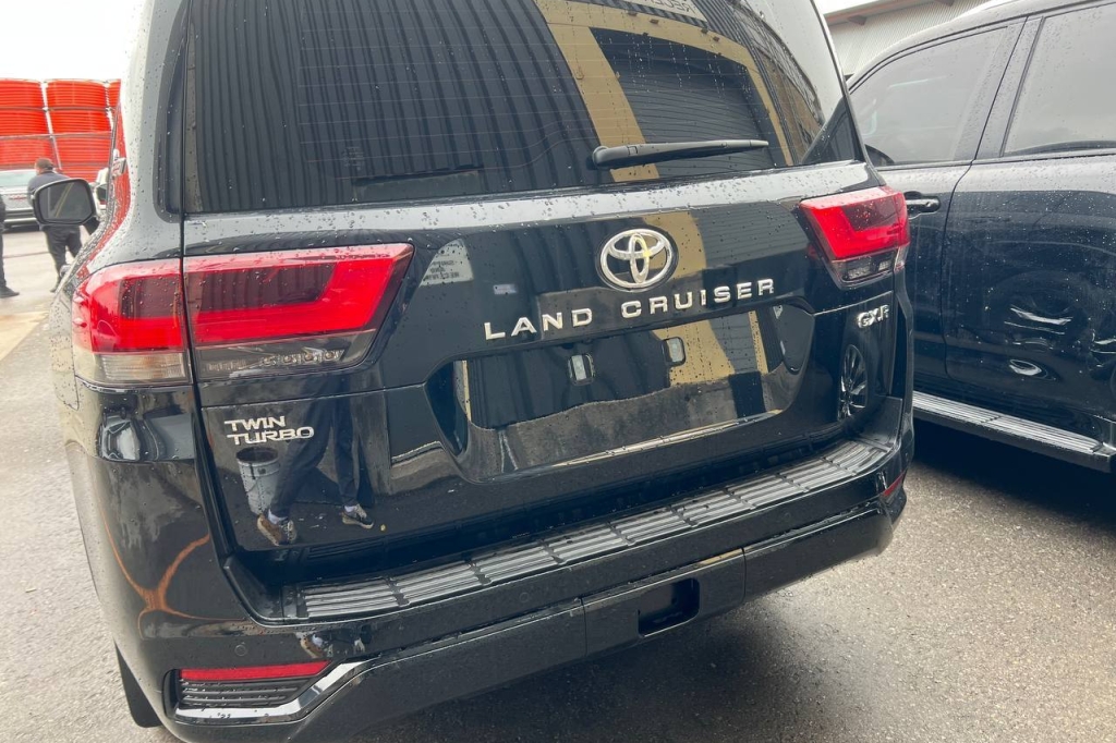 Toyota Land Cruiser 300 GUARD B6 2022 photo 5