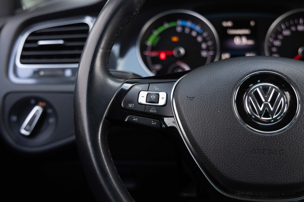 Volkswagen e-Golf 2018 фото Volkswagen e-Golf 2018 фото 15