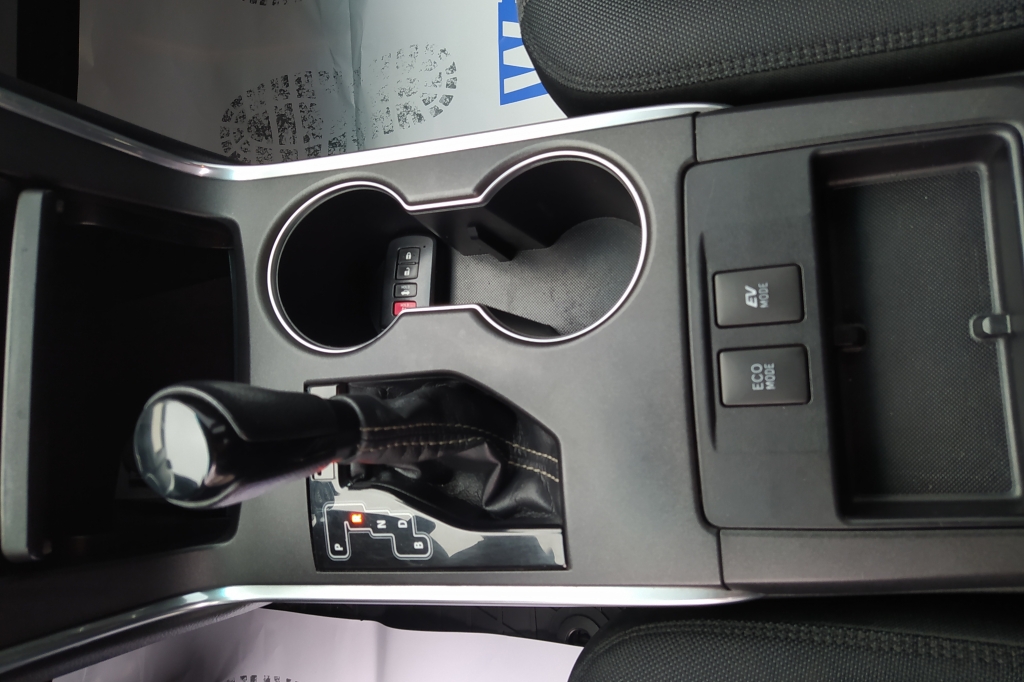 Toyota Camry HYBRID photo 12