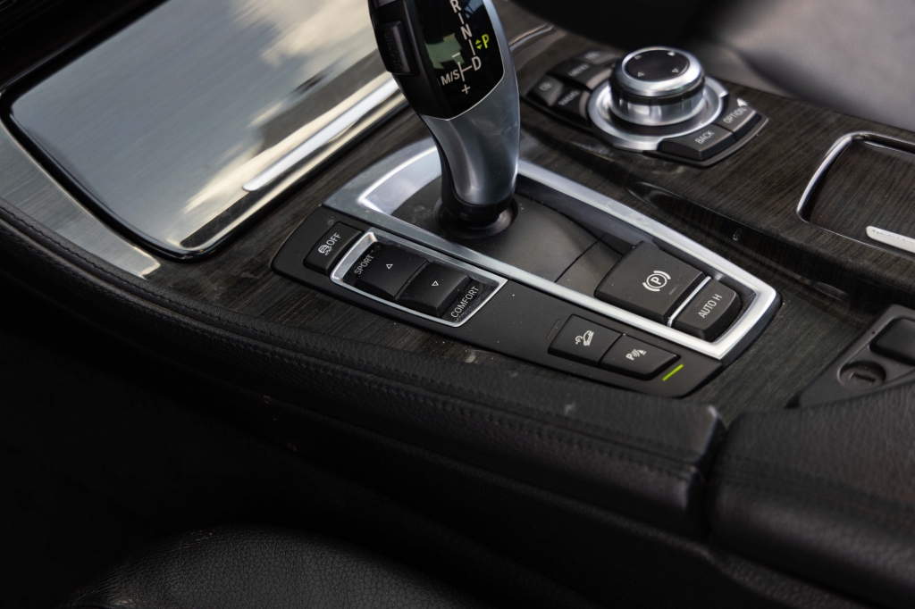 BMW 5 Series 2011 фото BMW 5 Series 2011 фото 25