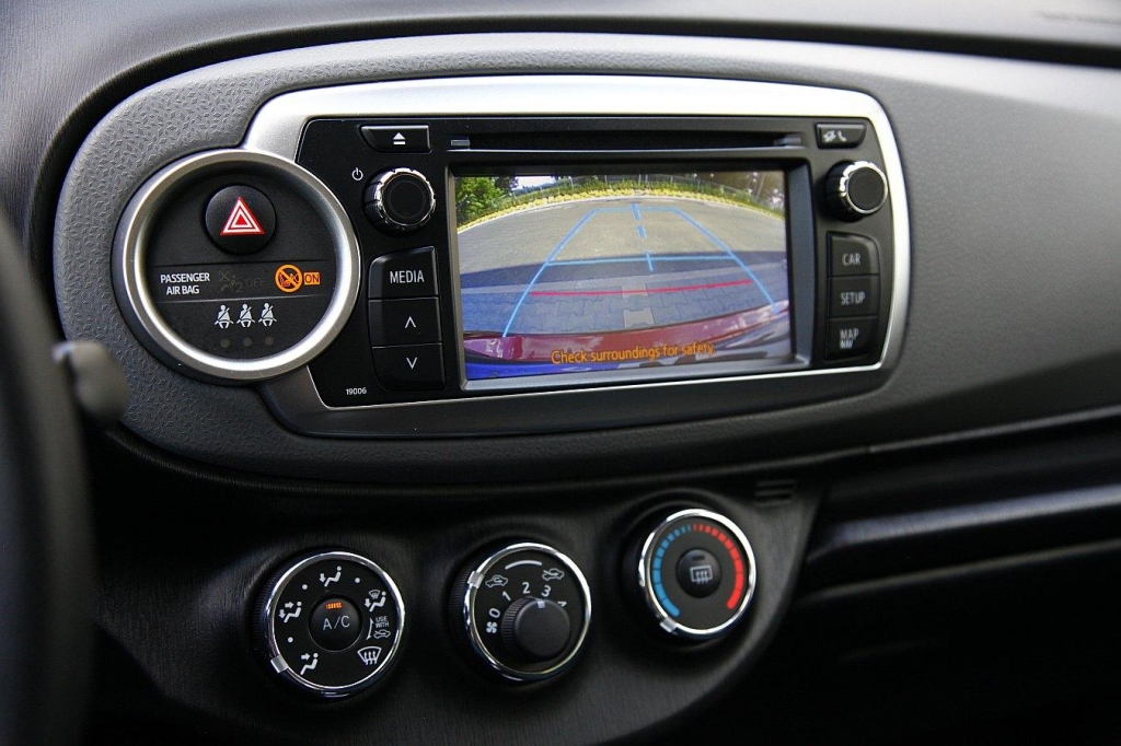 Toyota Yaris 2012 фото 6