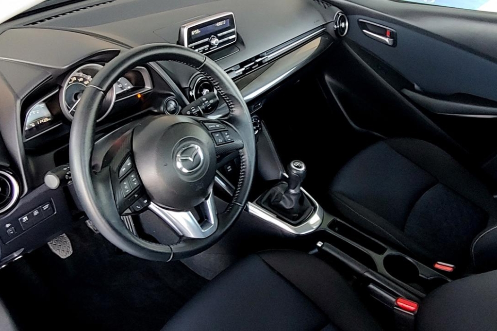 Mazda 2 2015 photo 8