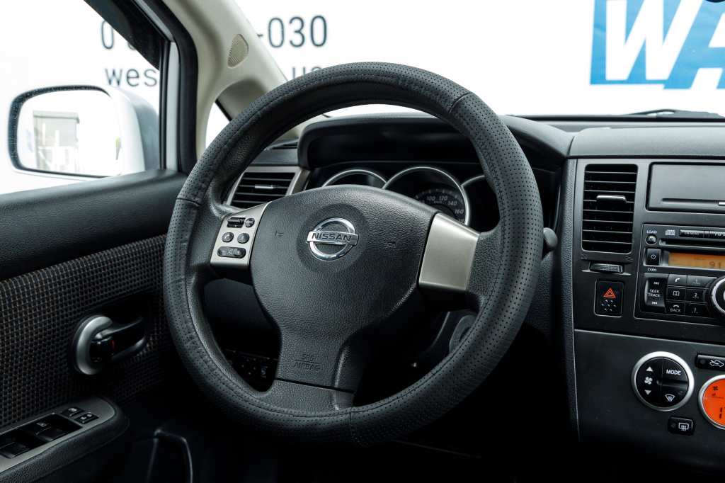 Nissan TIIDA 2010 photo 21