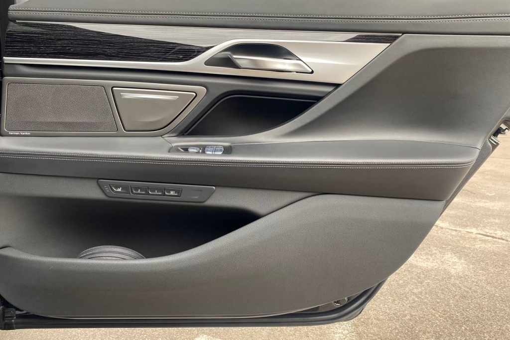 BMW 740 xDrive 2019 фото 17