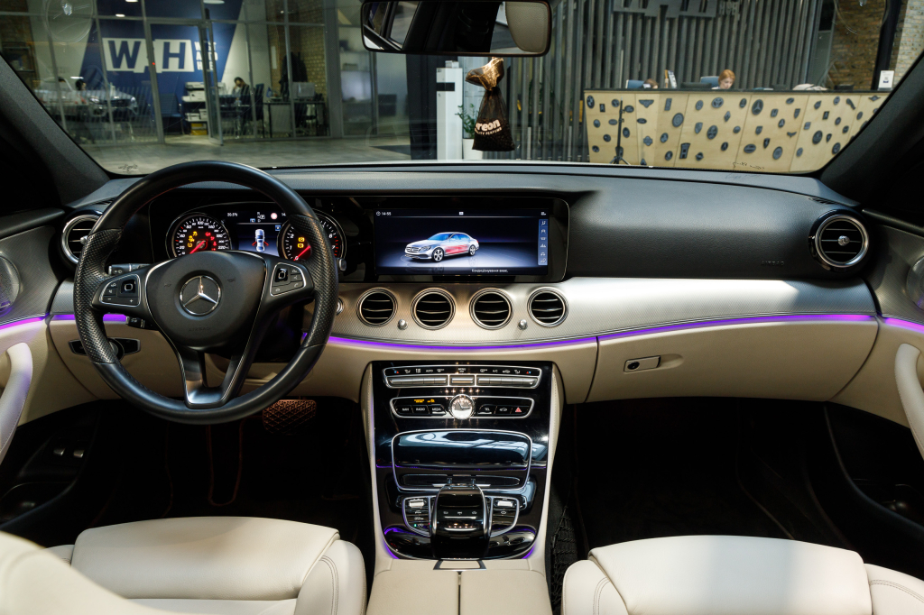 Mercedes-Benz E 200 4Matic AMG Line photo 6