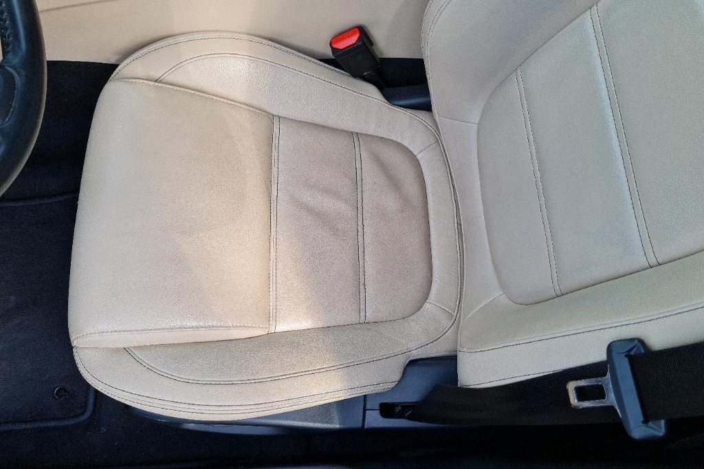 Jaguar XE 2016 photo 30