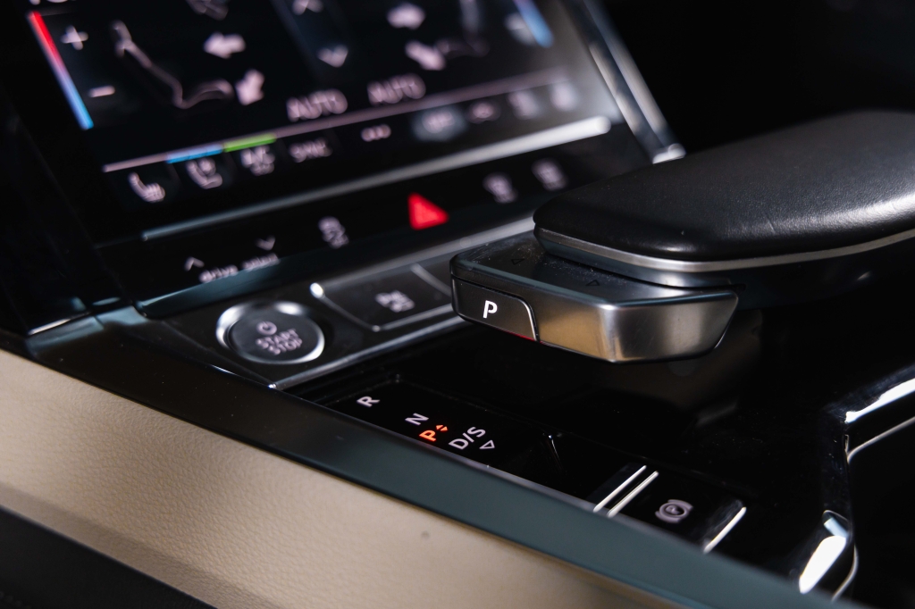 Audi e-tron 55 quattro 2019 фото Audi e-tron 55 quattro 2019 фото 28