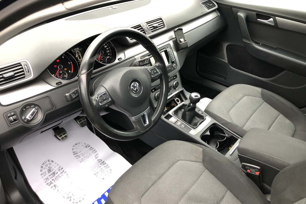 Volkswagen Passat B7 Panorama 2012 photo 23