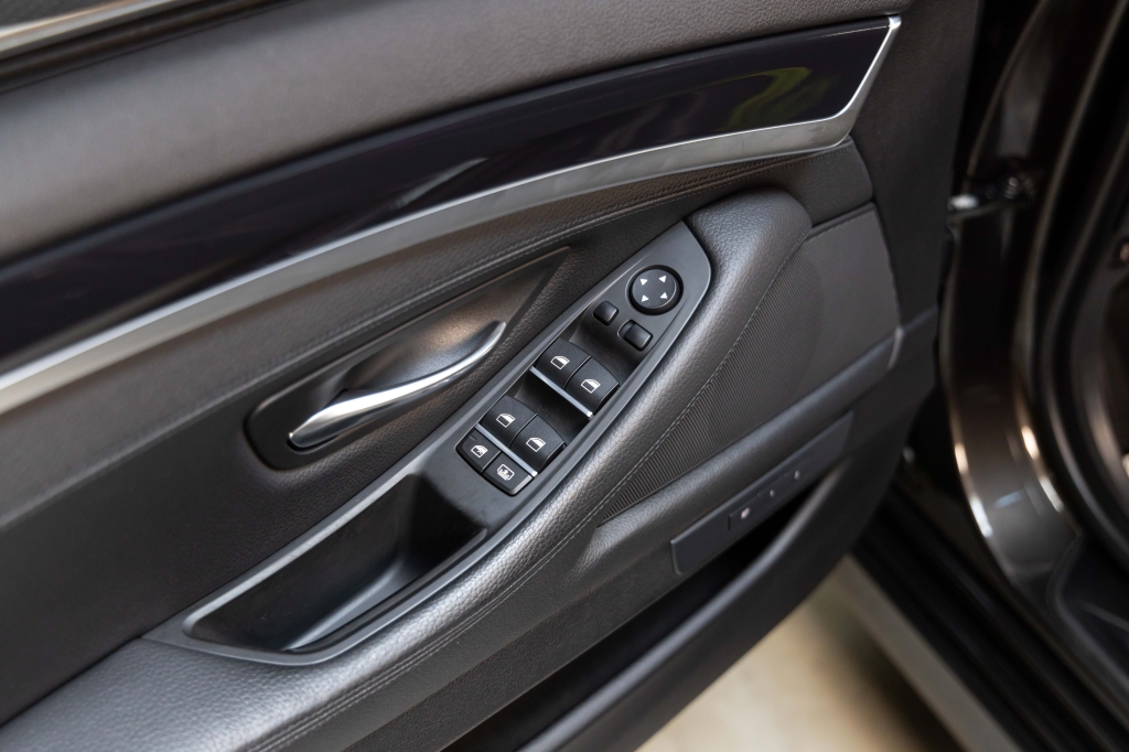 BMW 5 Series 2015 фото 13