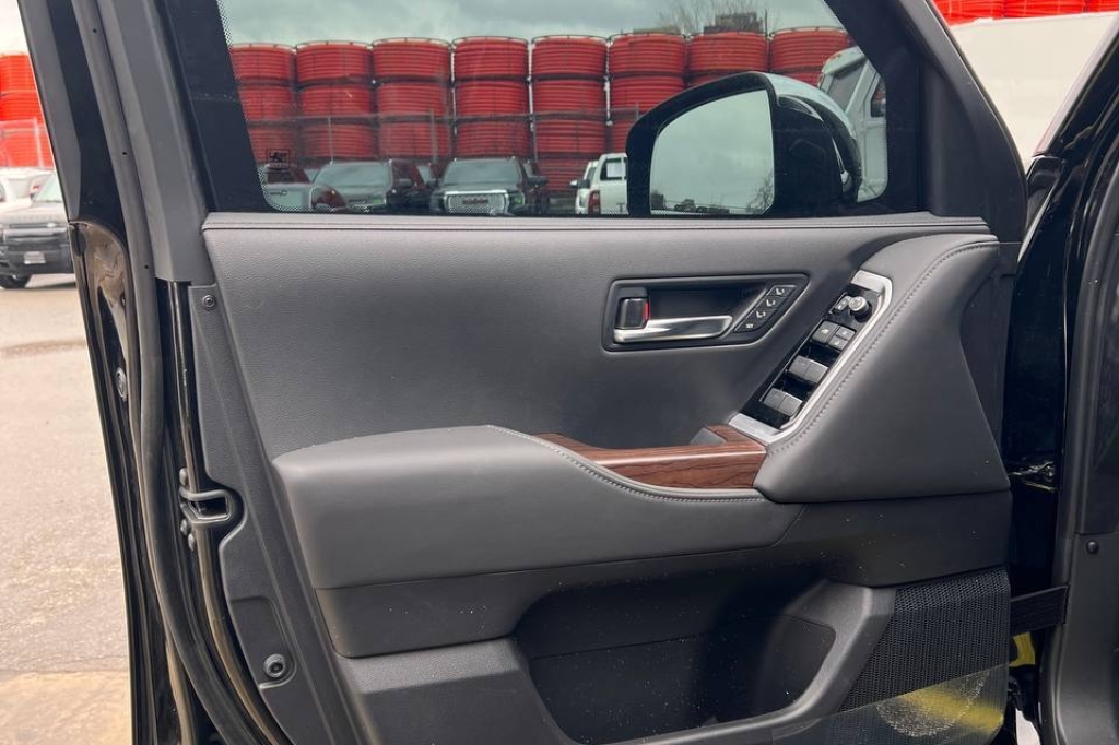 Toyota Land Cruiser 300 GUARD B6 2022 photo 7