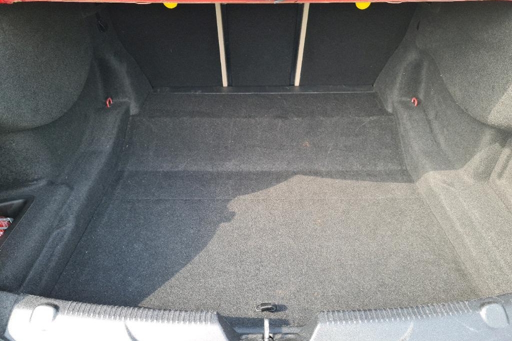 Jaguar XE 2016 photo 23