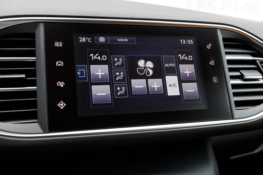 Peugeot 308 2015 фото 9