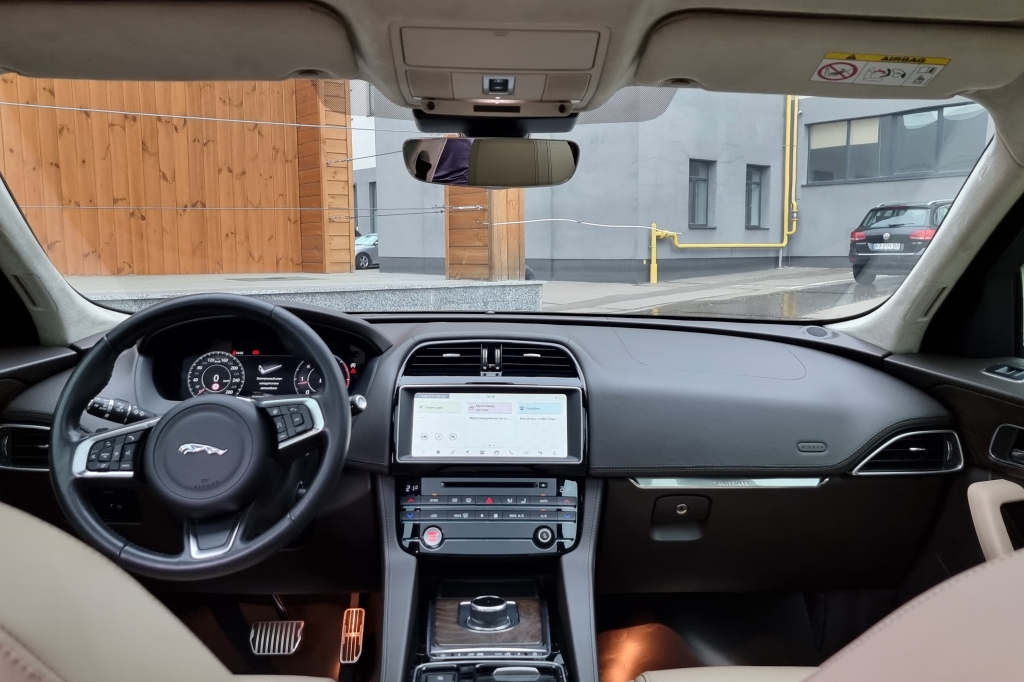 Jaguar F-Pace 2018 фото 12