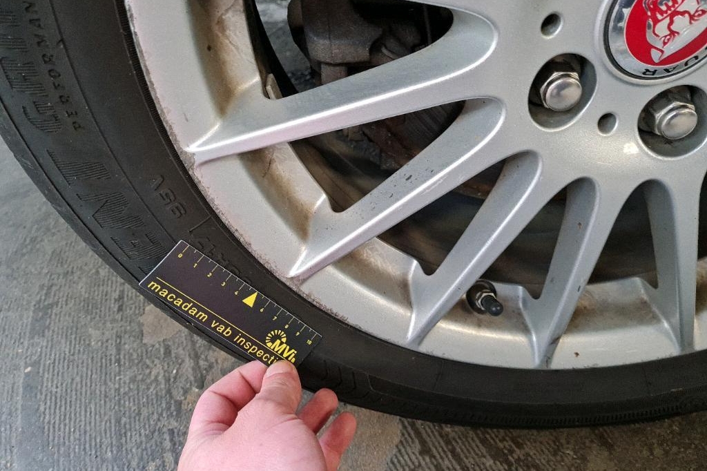 Jaguar XE 2016 photo 25