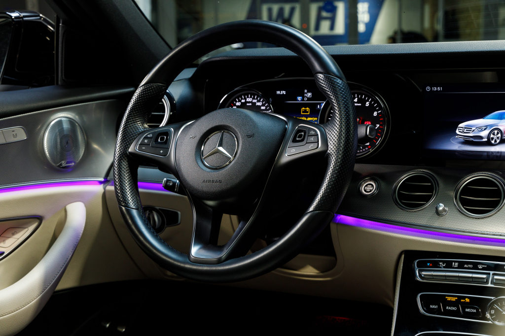 Mercedes-Benz E 200 4Matic AMG Line photo 8