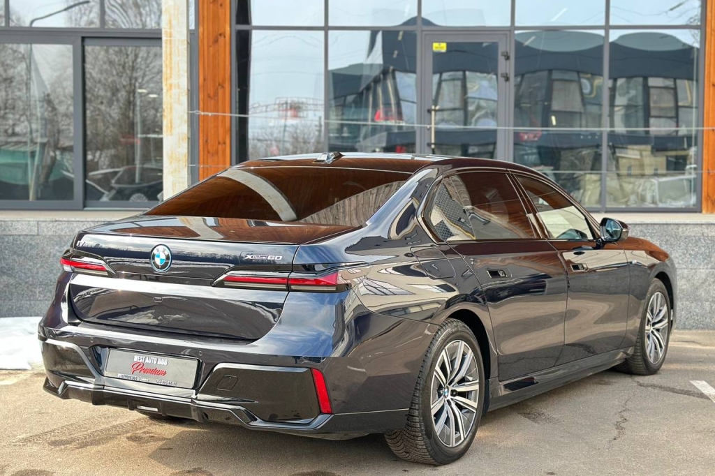 BMW i7 2023 фото 6