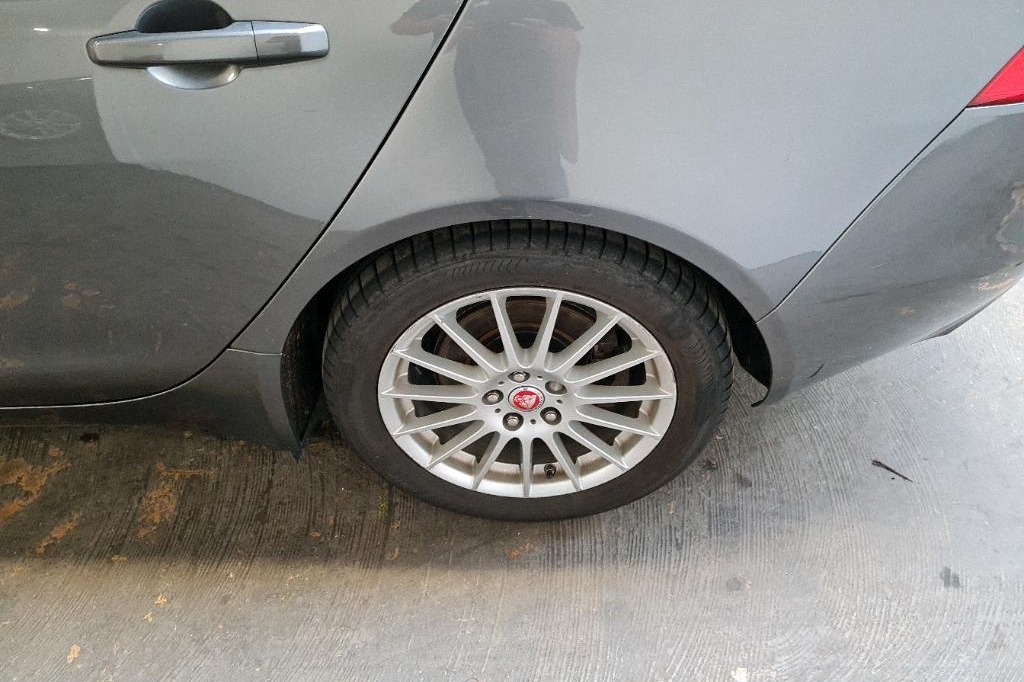 Jaguar XE 2016 photo 28