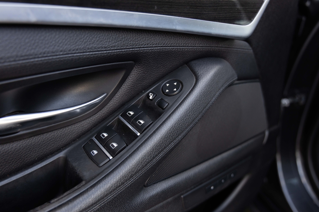 BMW 5 Series 2011 фото BMW 5 Series 2011 фото 12