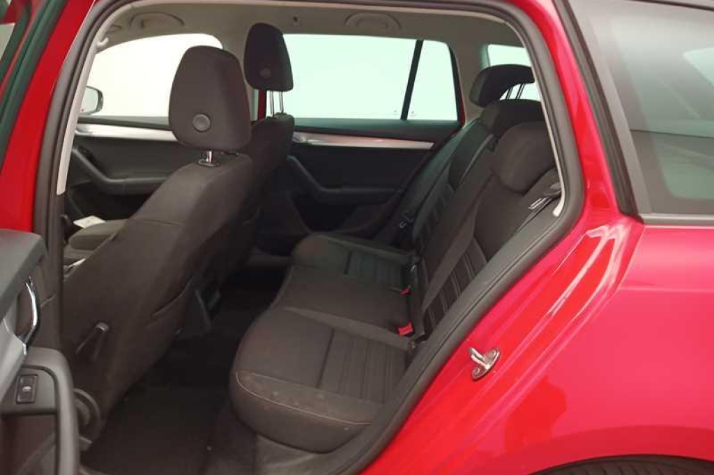 Skoda Octavia Combi 2018 фото 3