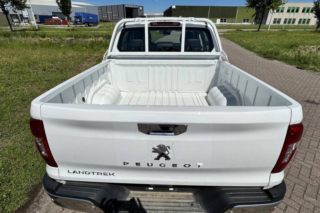 Peugeot Landtrek Double Cab 4x4 1.9L Diesel 6-Speed 2023 фото Peugeot Landtrek Double Cab 4x4 1.9L Diesel 6-Speed 2023 фото 7