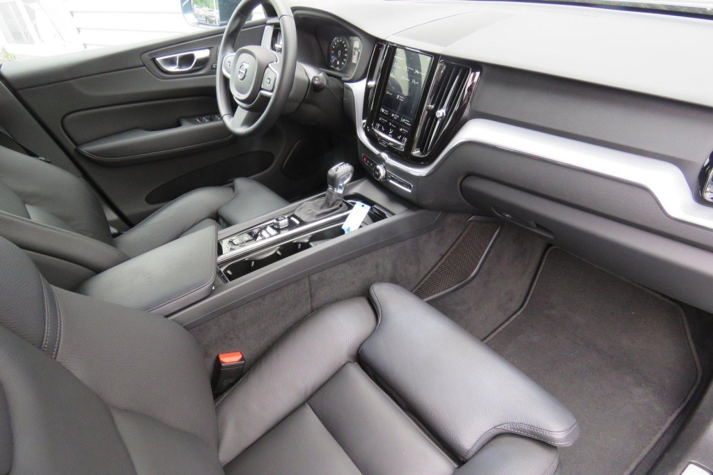 Volvo XC60 2020 фото 9