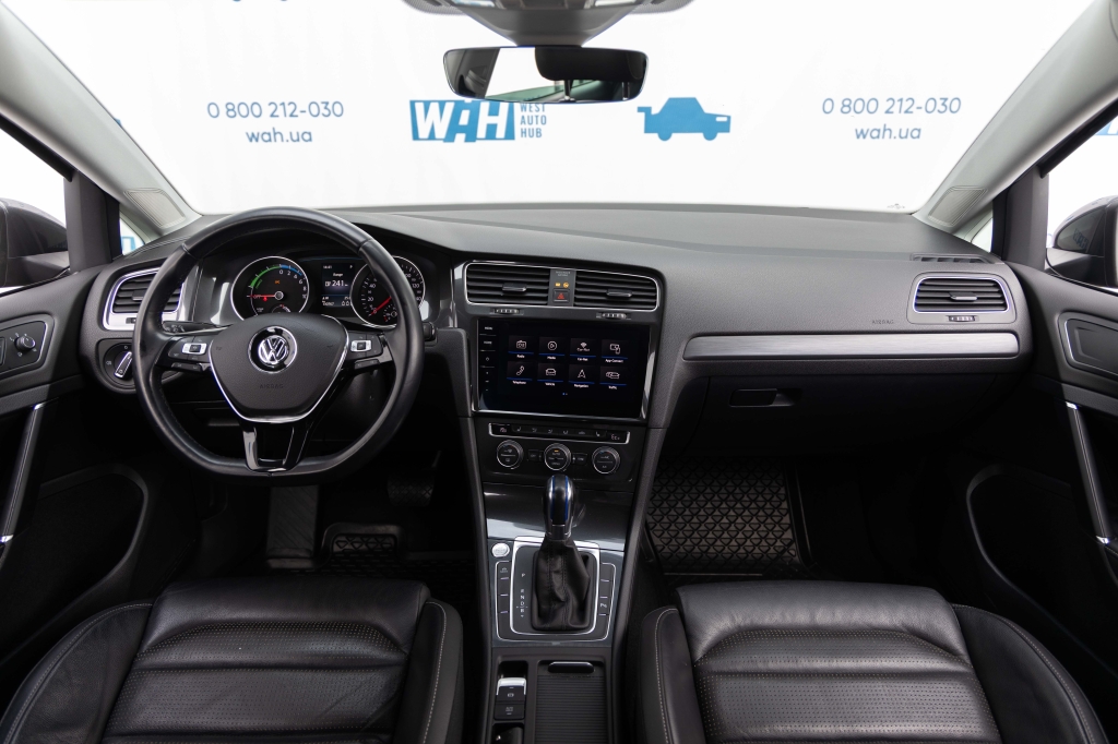 Volkswagen e-Golf 2018 фото Volkswagen e-Golf 2018 фото 23