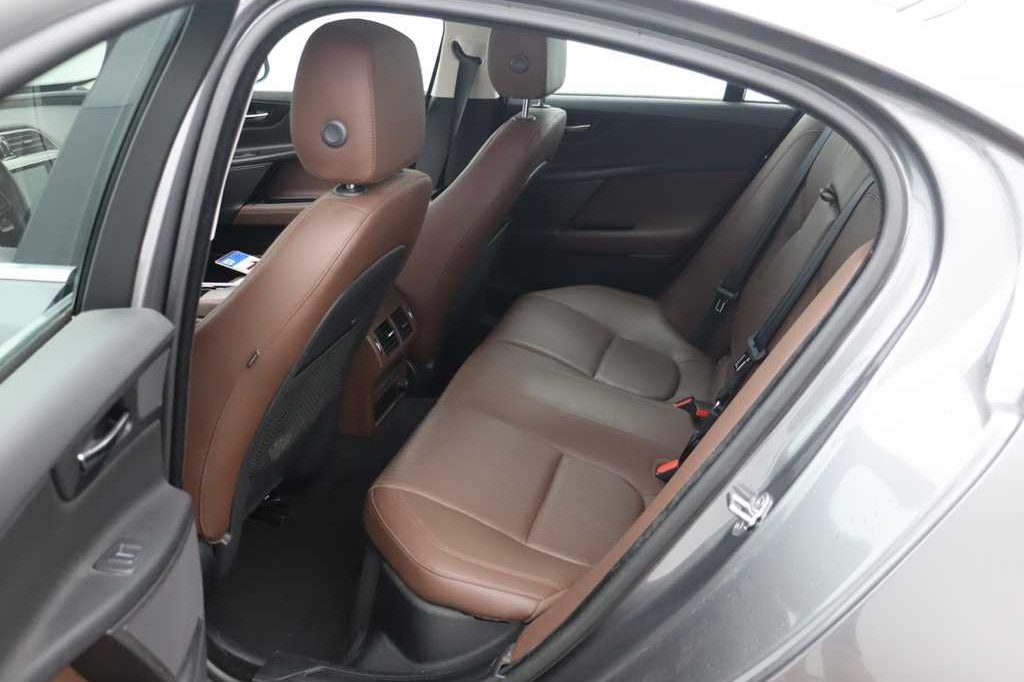 Jaguar XE 2015 photo 1