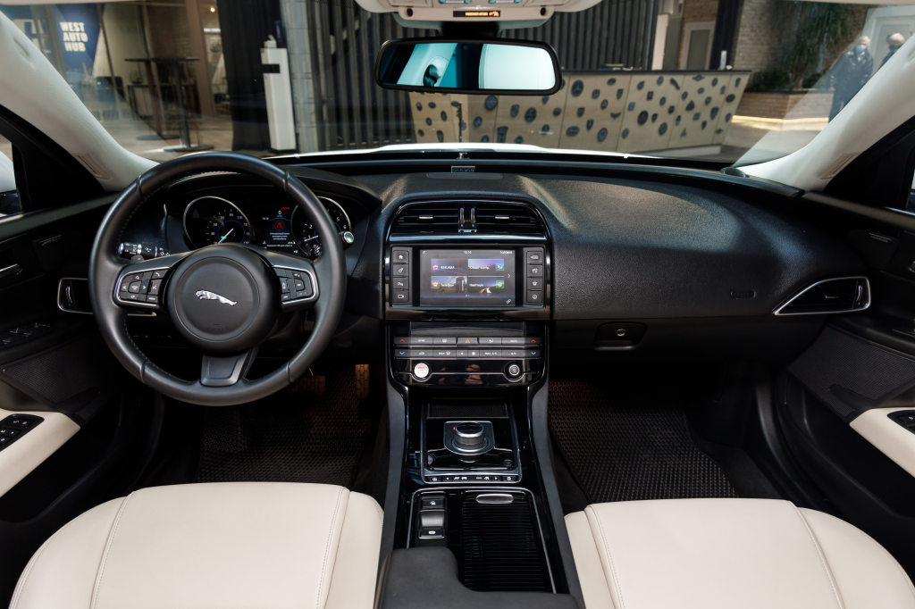 Jaguar XE 25T 2017 photo 21