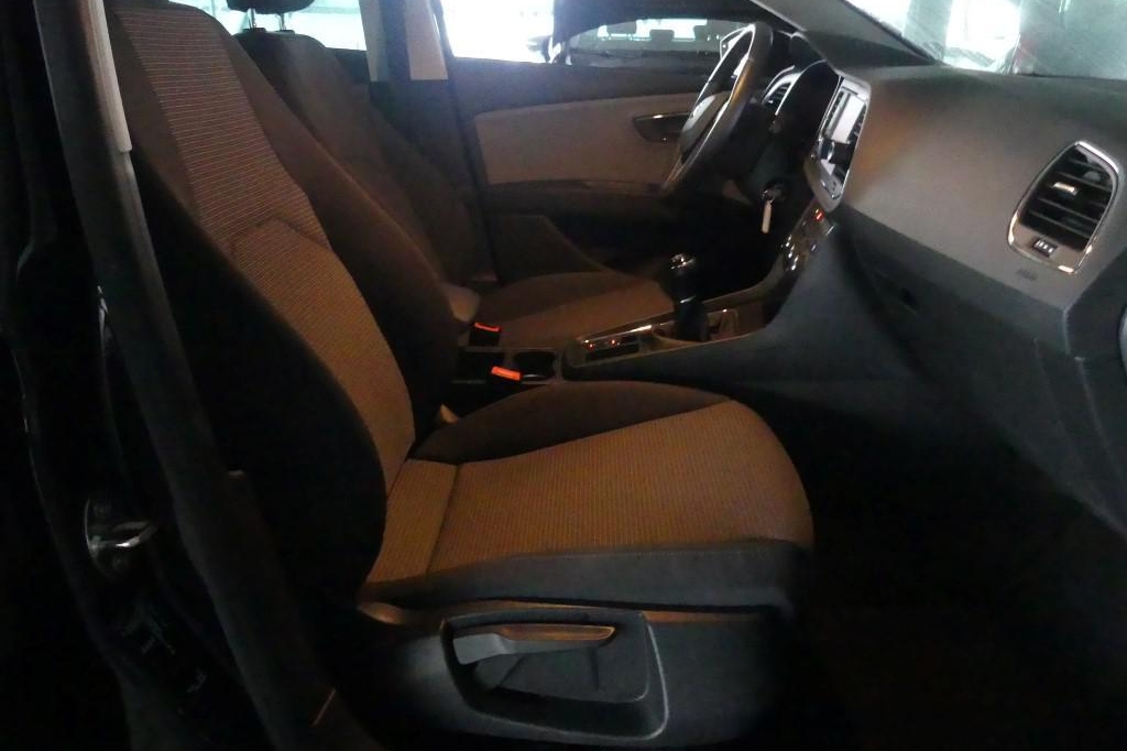 SEAT Leon 2019 photo 2
