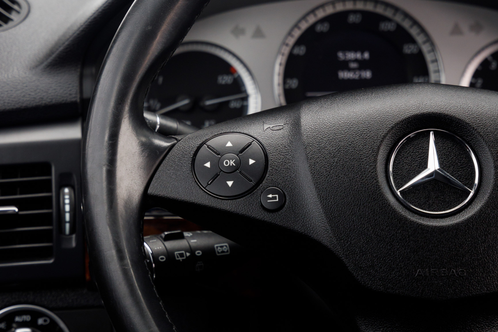 Mercedes-Benz GLK 350 2012 photo 26