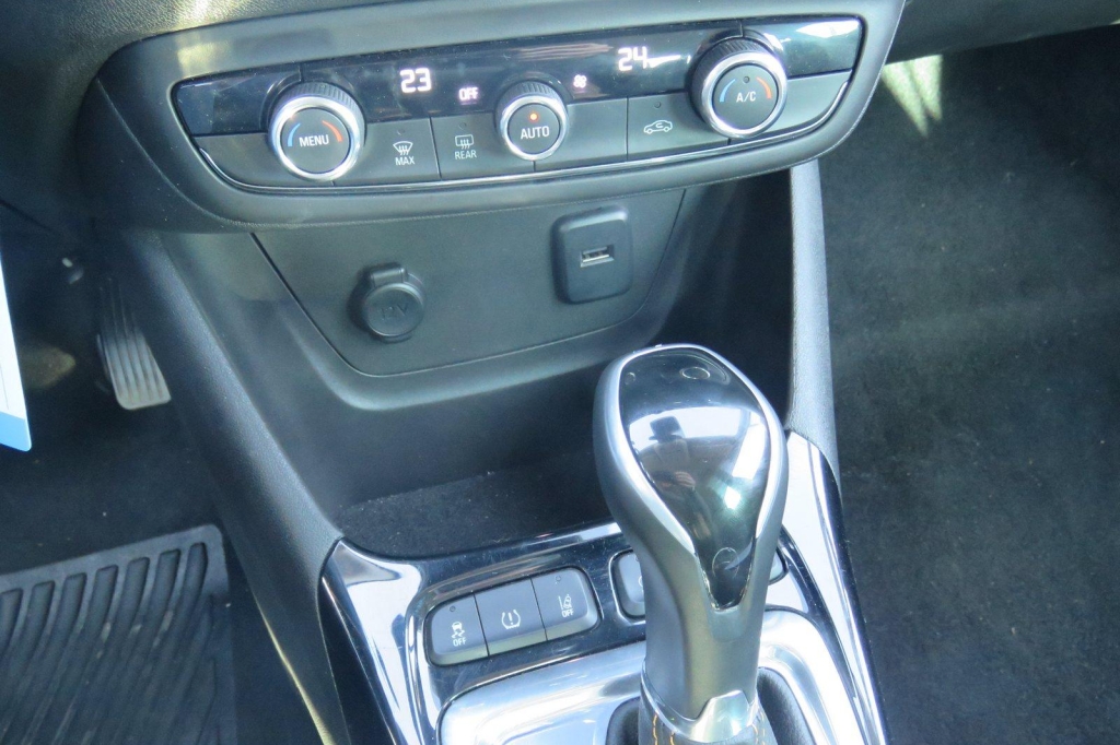 Opel Crossland X 2020 фото 1