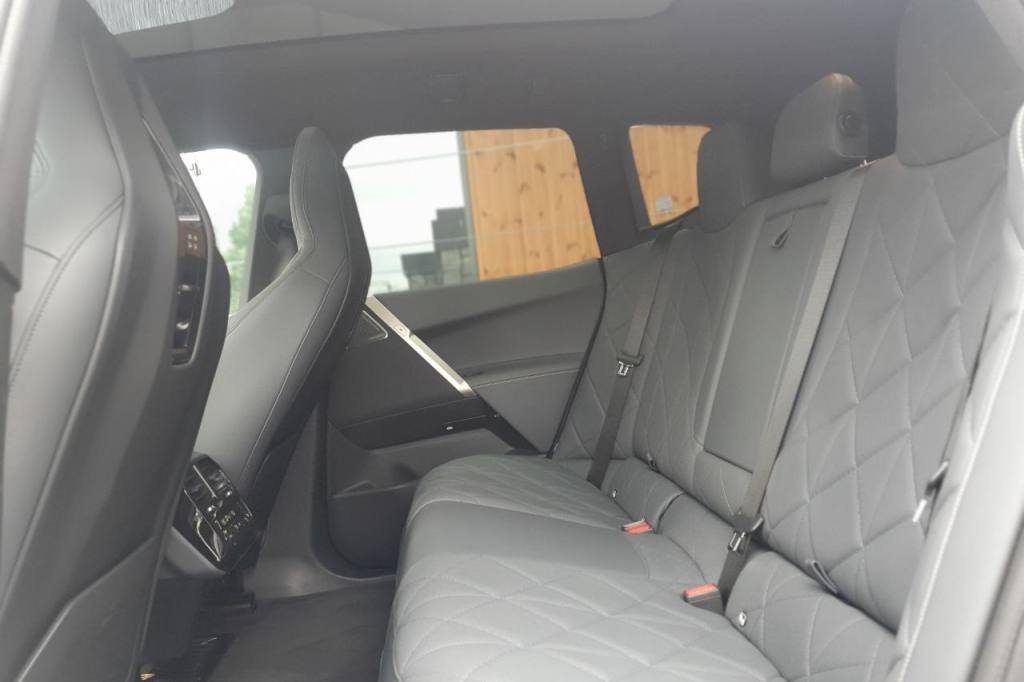 BMW iX M60 2022 фото 18