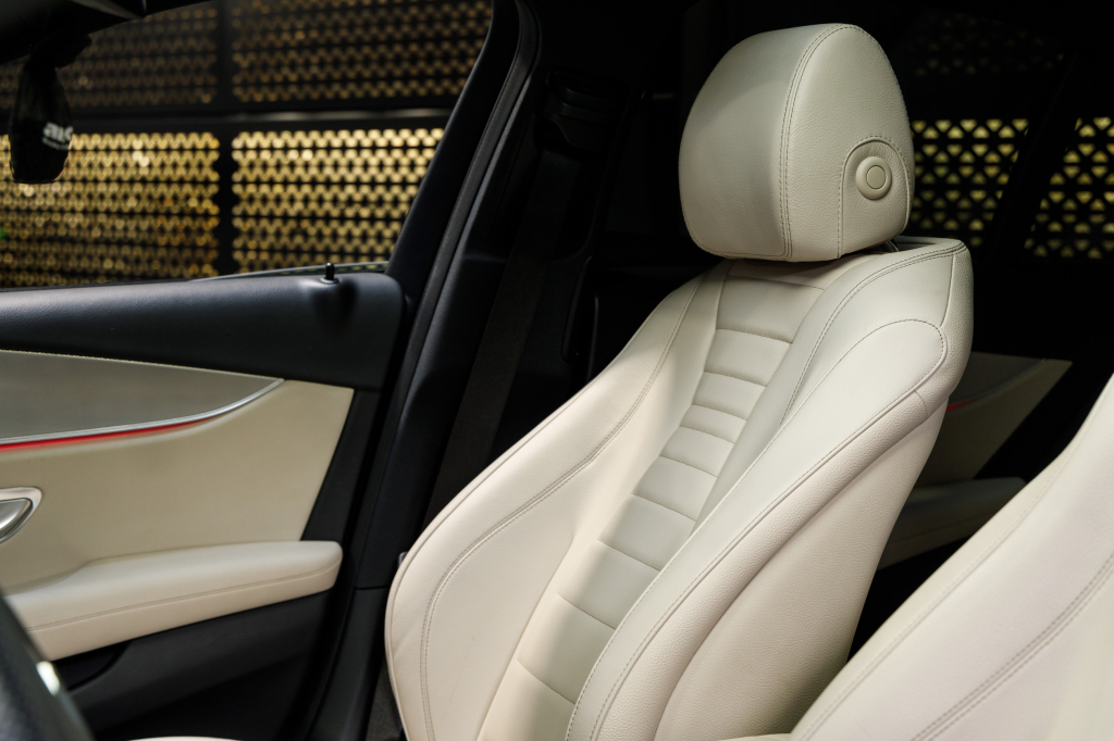 Mercedes-Benz E 200 4Matic AMG Line photo 13