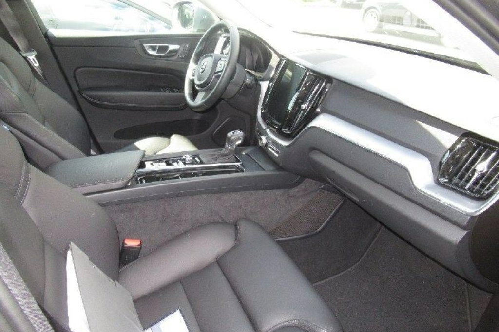 Volvo XC60 2020 фото 3