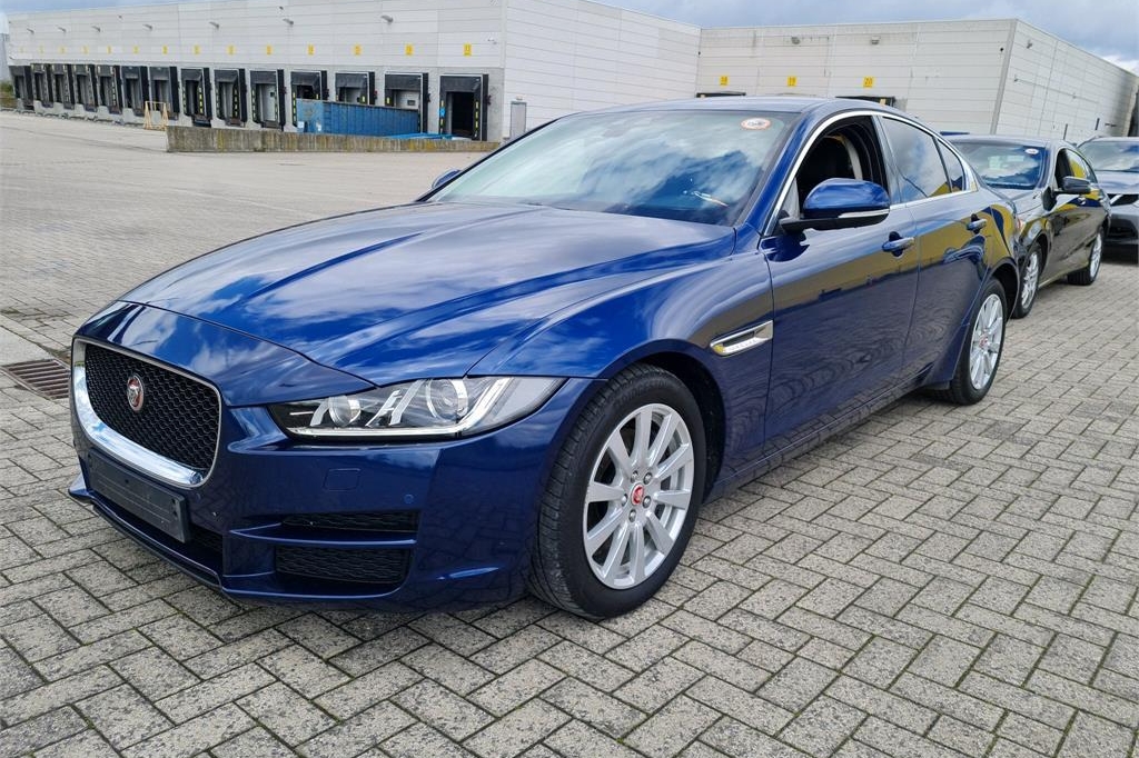 Jaguar XE 2016 фото 3