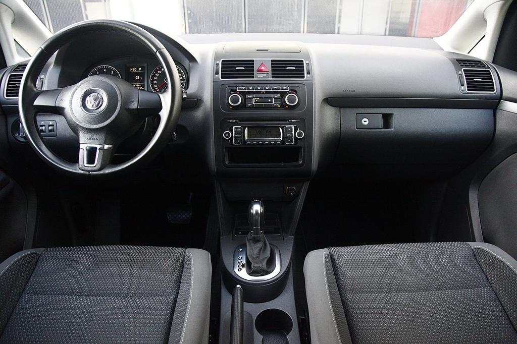 Volkswagen Touran 2010 photo 2