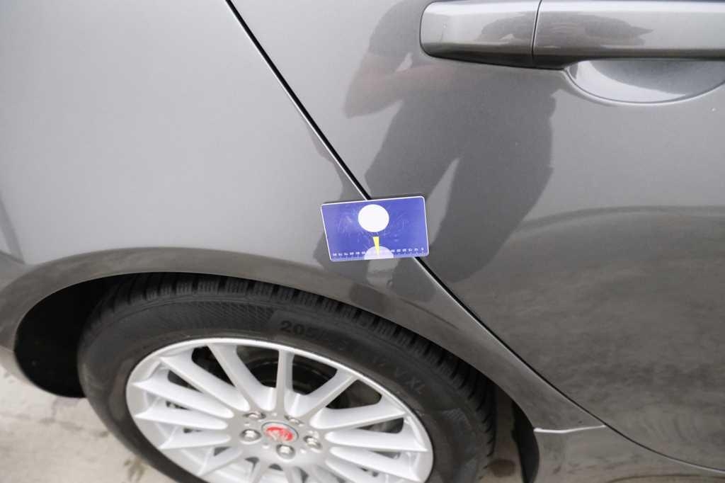 Jaguar XE 2015 photo 29