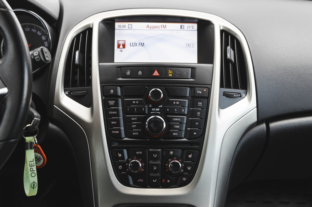 Opel Astra J 2011 фото 18