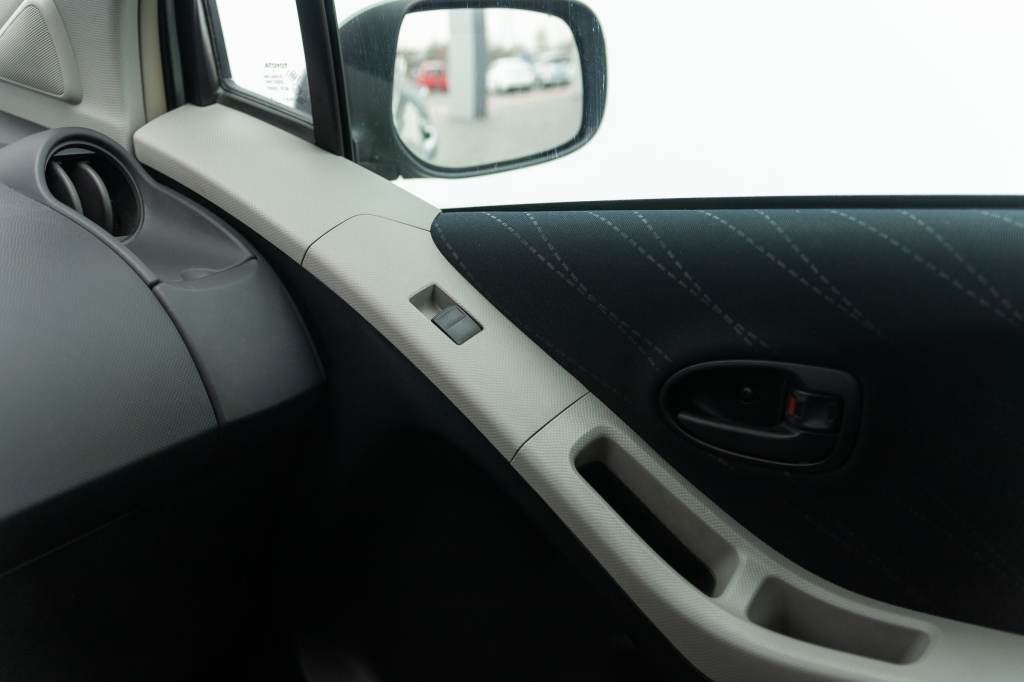 Toyota Yaris 2006 фото 21