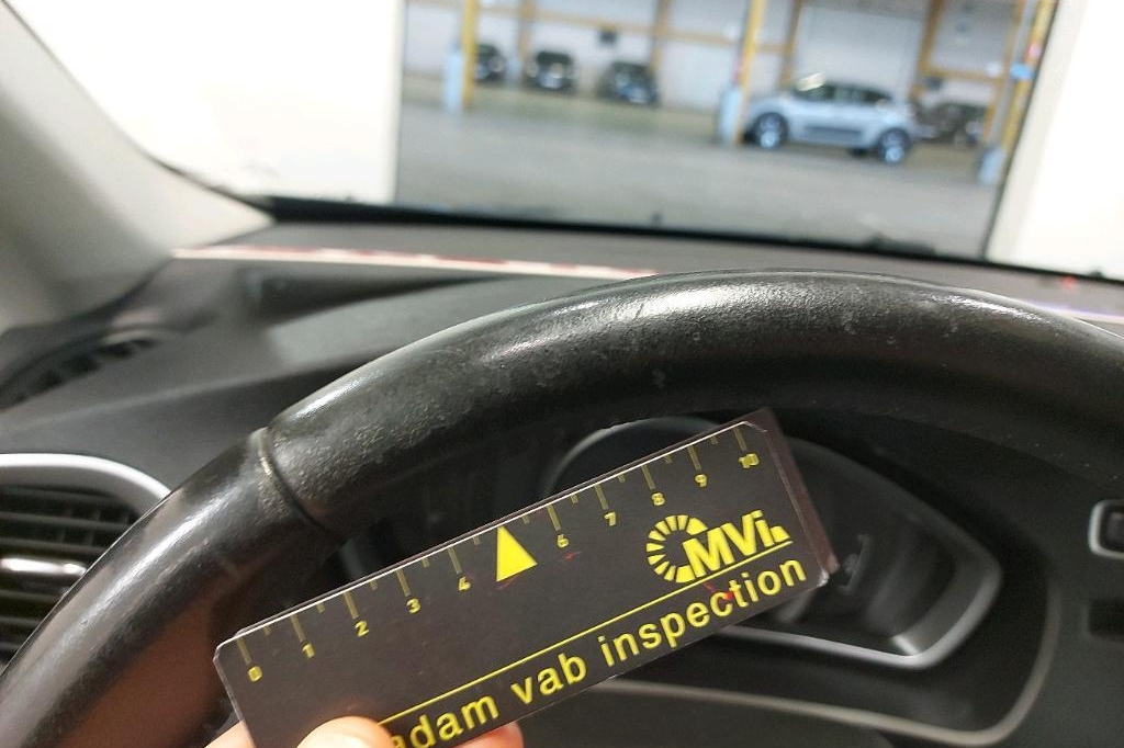 Volvo V40 2017 фото 11