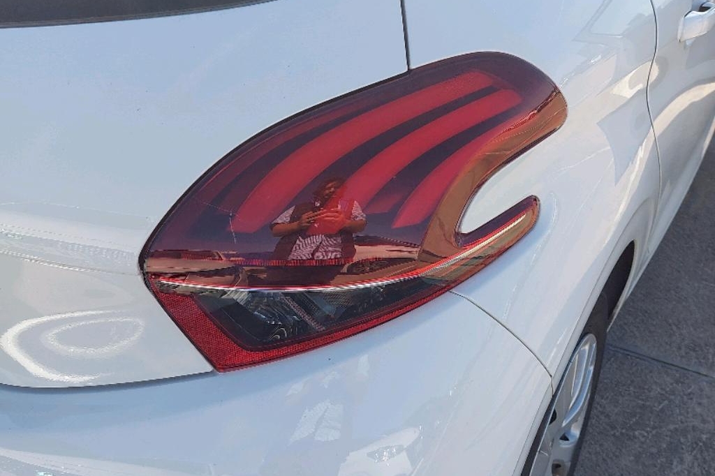 Peugeot 208 2017 фото 18